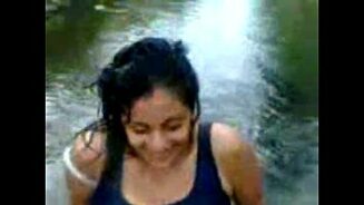 XXX público con chica traviesa dando en el río