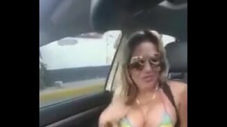 Bailandole provocativamente