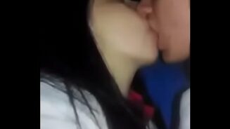 Amigas dándose besos