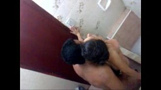 Culiando en un baño público