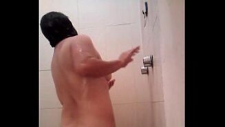 Mujeres espiando a hombres bañándose