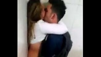 Mujer sola en el baño