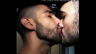 Beso negro gay con dedos