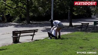 Turistas traviesos pagando para tener por no