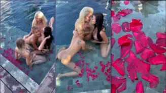 Un grupo de cuatro mujeres lesbianas disfrutando de travesuras en la piscina