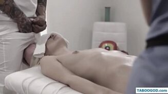 Vídeo porno con paciente rubia dando la vagina
