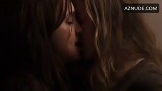 Katie Cassidy desnuda besándose con un amigo
