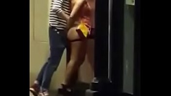 Sexo disparado con hombre comiendo el culo de travesti en público